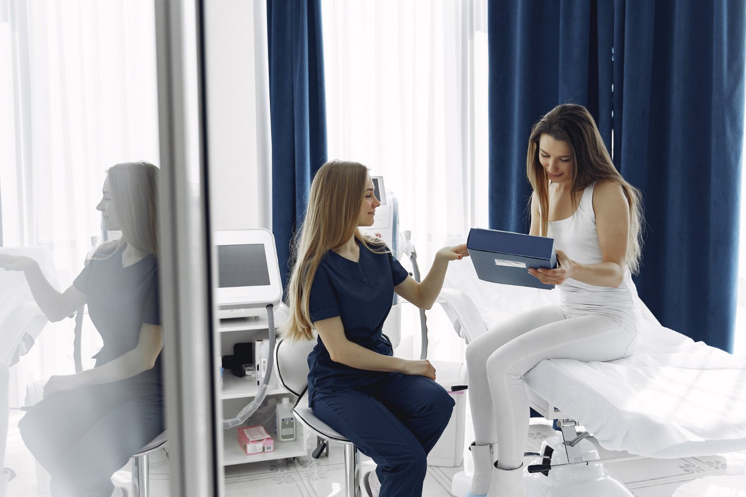 Fisioterapeuta especialista realizando técnica de Vodder en miembro superior